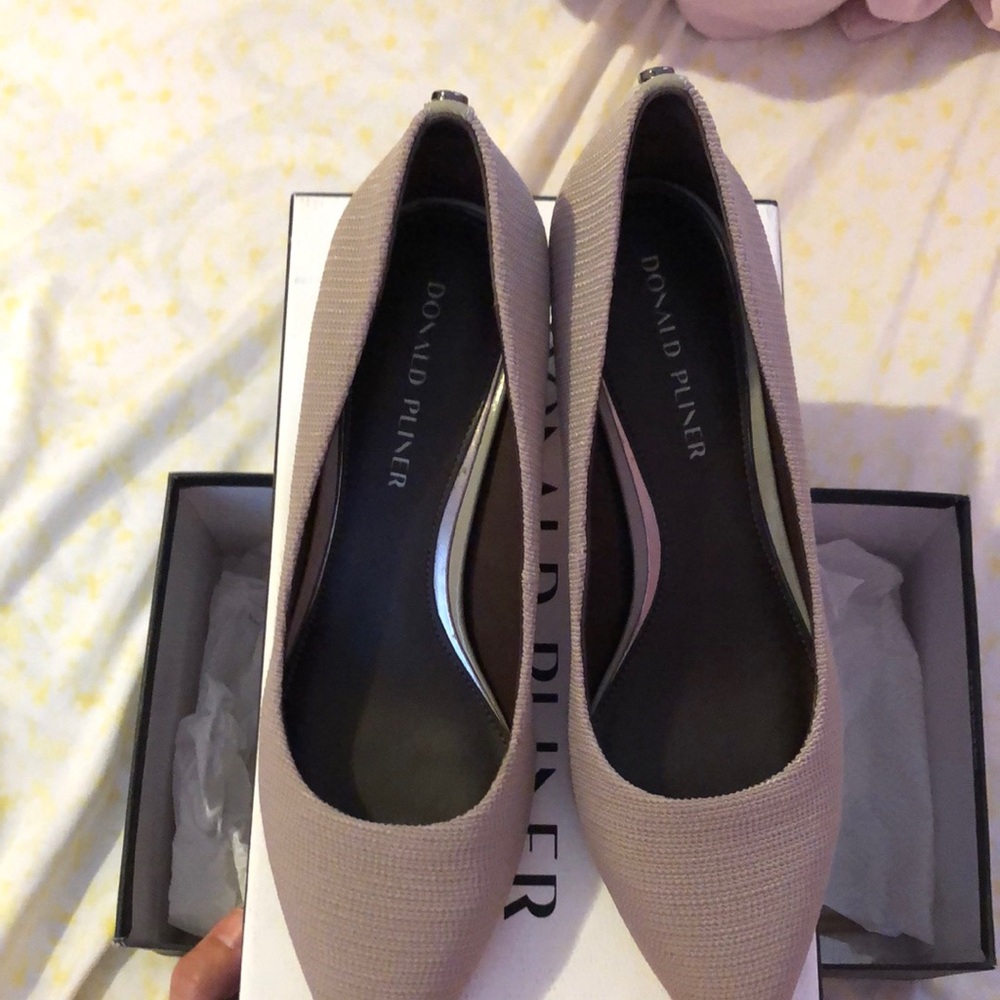 Donald Pliner Shoe beige with light olive heel ! Worn once